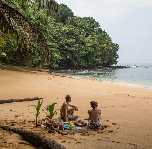 Two people having a picnic at Praia Margarida on Príncipe Island